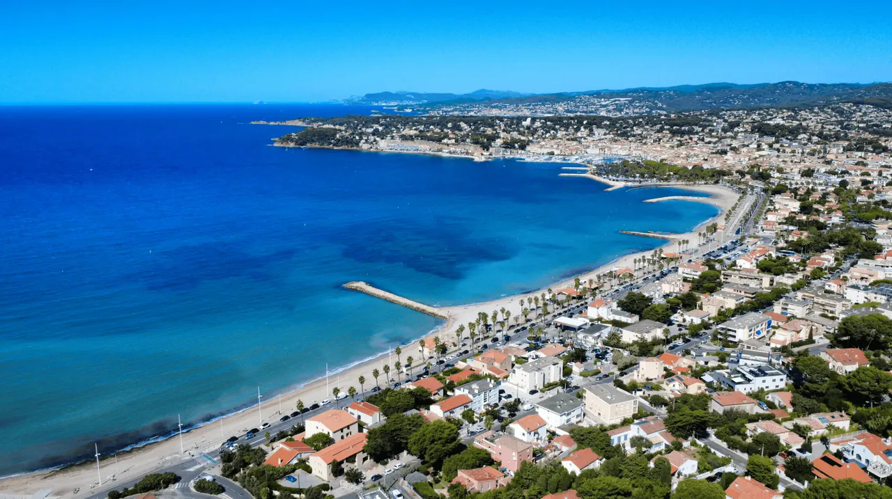 Vue aérienne de la baie de Bonnegrâce, de la plage et des collines de Six-Fours