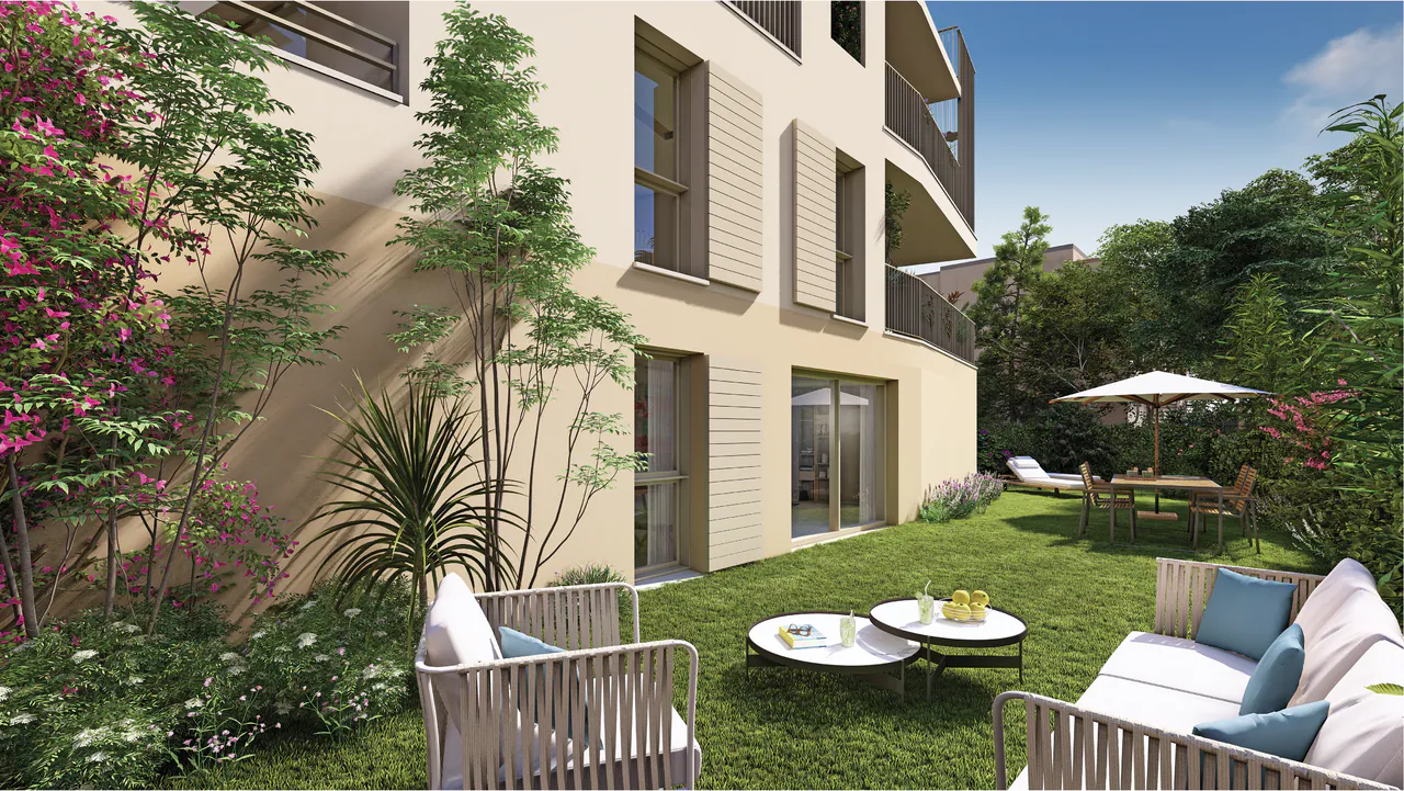 Façade côté jardin, pelouse et salon de jardin
